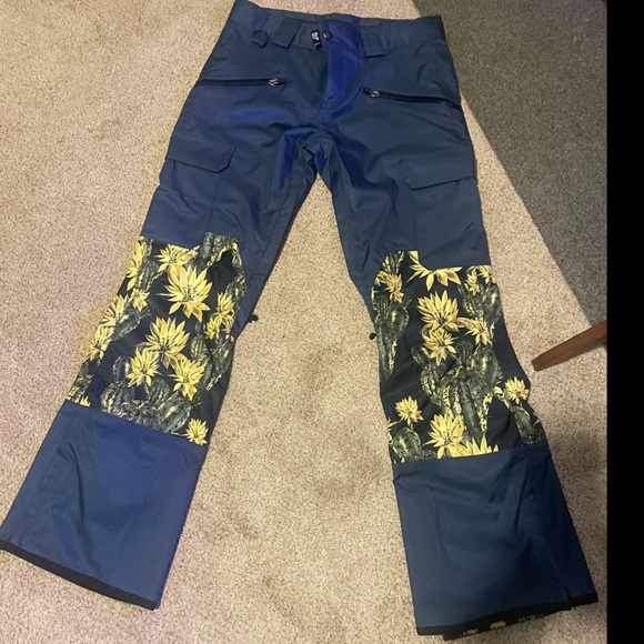 Saga Outerwear Rogue Bib Snow Pants - Detachable TOP
Denim/Cactus - Picture 9 of 10